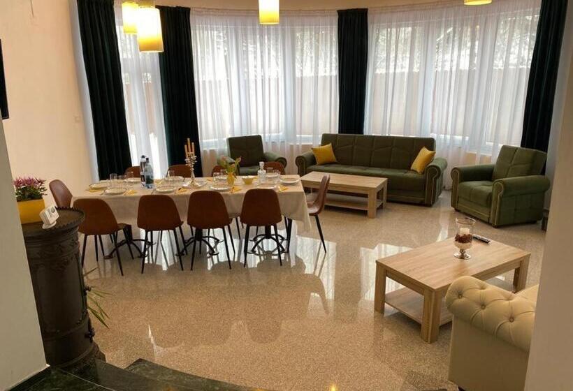 Pensão Budux Delux Vila