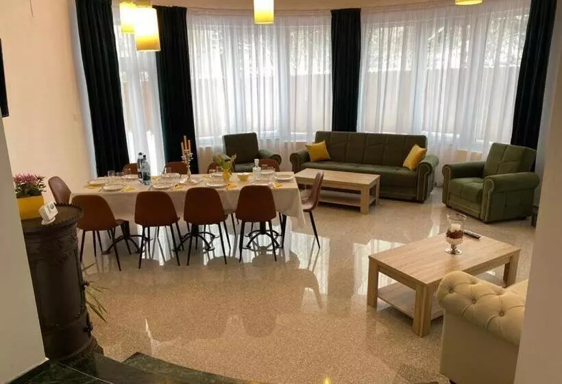 Majatalo Budux Delux Vila