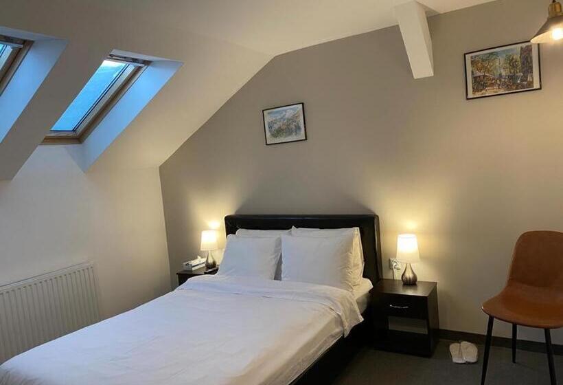 Pensão Budux Delux Vila