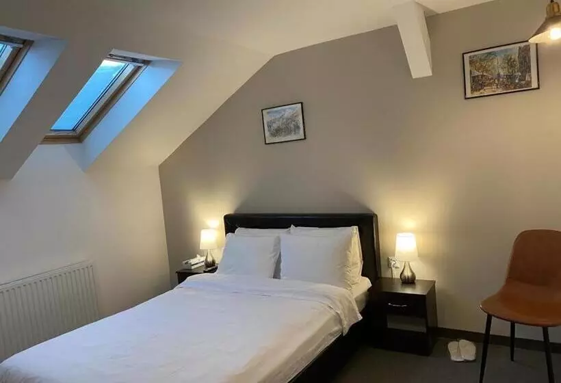 Majatalo Budux Delux Vila