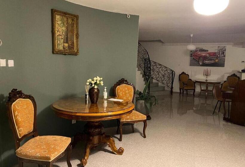 Pensão Budux Delux Vila