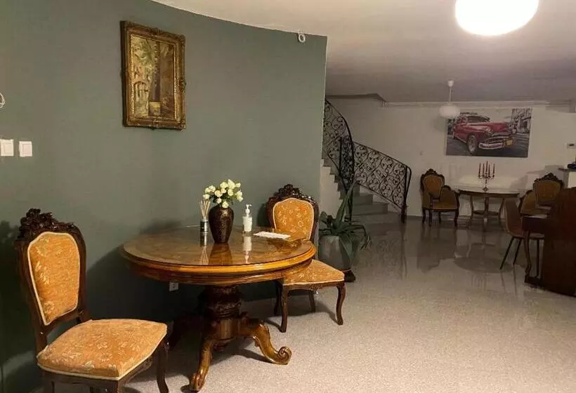 Majatalo Budux Delux Vila