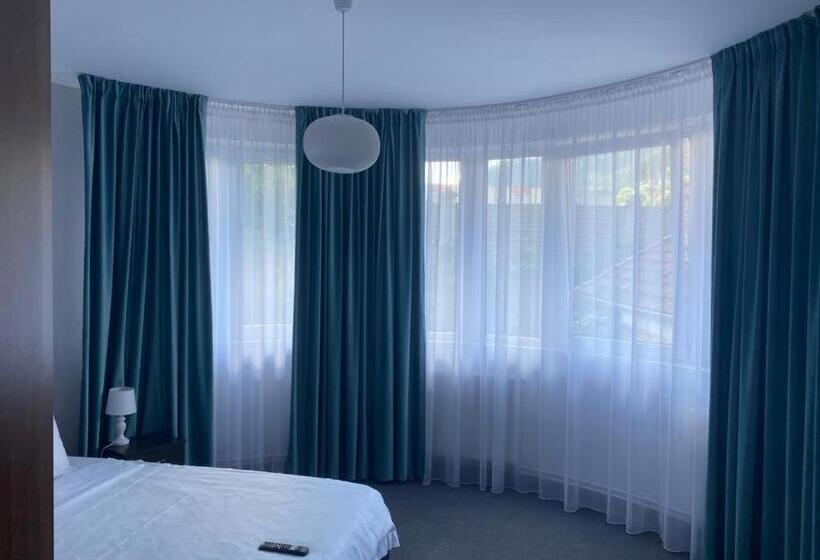 Pensão Budux Delux Vila