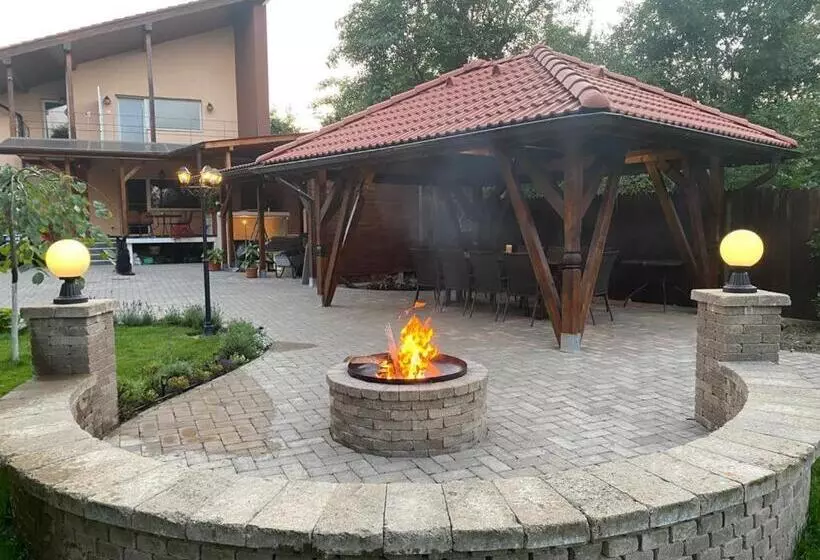 Majatalo Budux Delux Vila