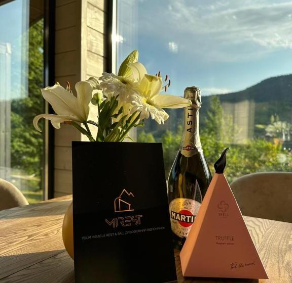 ペンション Mirest   котеджі в горах із чаном джакузі