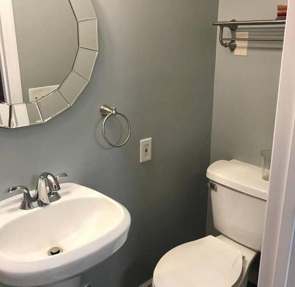 호스텔 Cozy Room Near Downtown Hendersonville