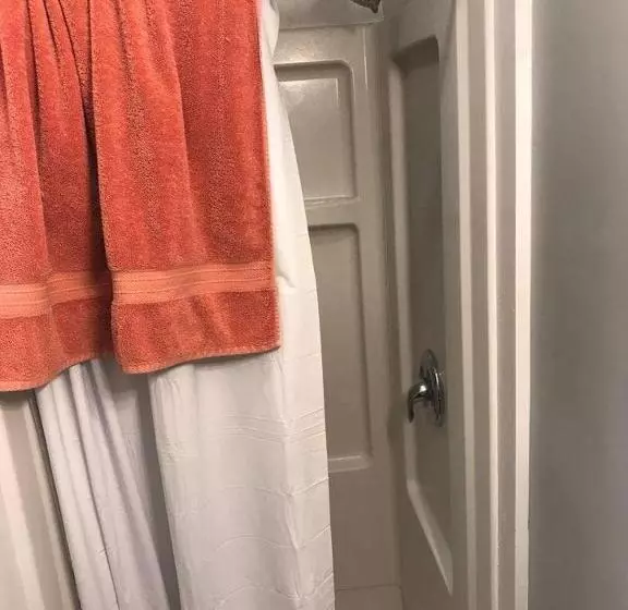 Retkeilymaja Cozy Room Near Downtown Hendersonville