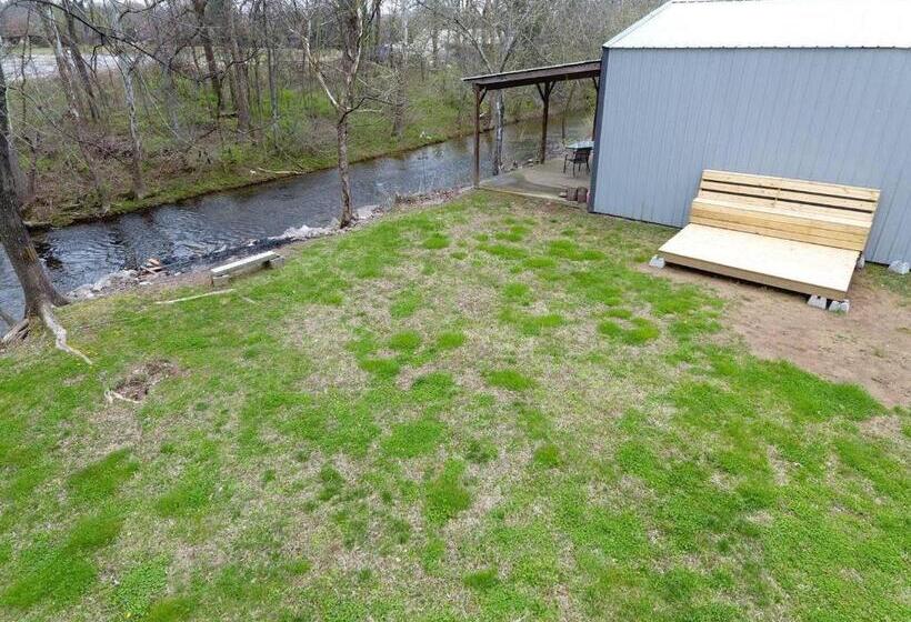 호스텔 Cozy Room Near Downtown Hendersonville