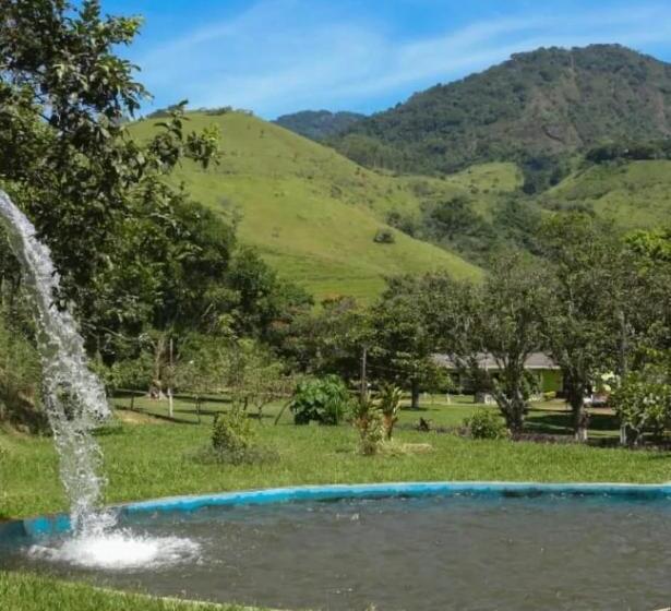 הוסטל Pousada Dona Esmeralda