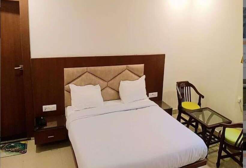 בית מלון כפרי Sakshi Inn Gwalior