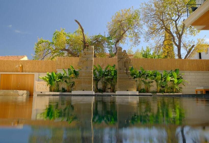 هتل Surga Alaçatı