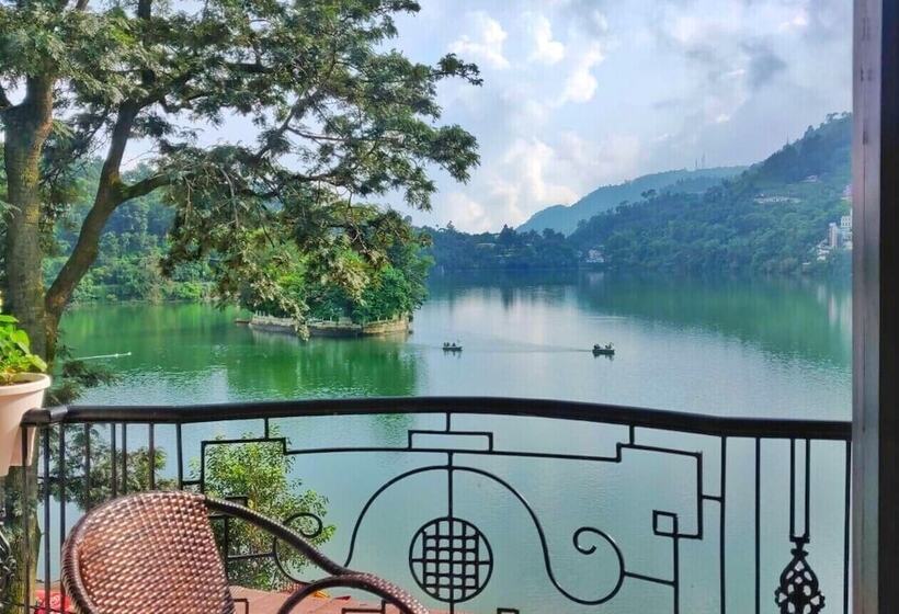 هتل The Lake Hill