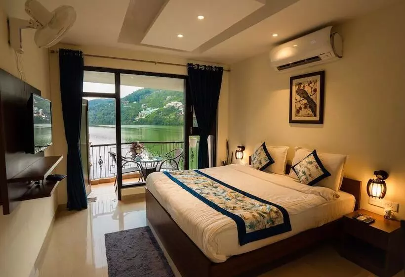 ホテル The Lake Hill