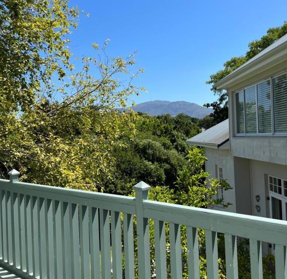 Majatalo Constantia Cottage  Warblers Nest