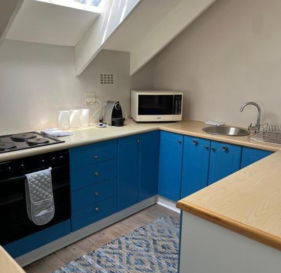 Majatalo Constantia Cottage  Warblers Nest