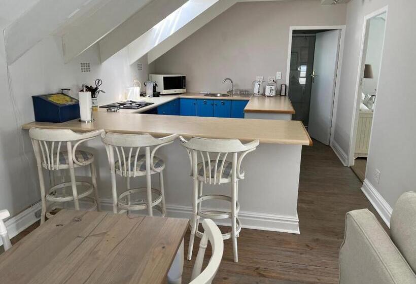 Majatalo Constantia Cottage  Warblers Nest