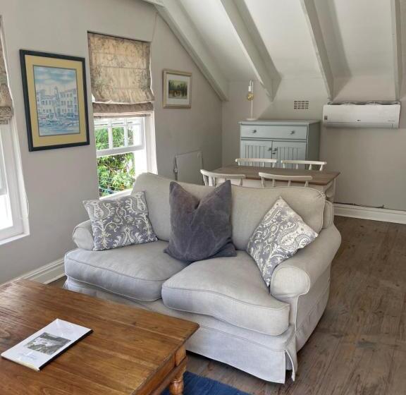 Majatalo Constantia Cottage  Warblers Nest