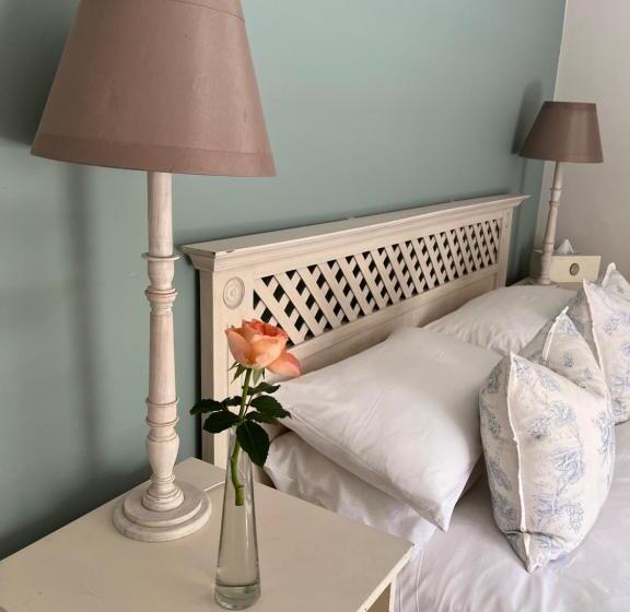 Majatalo Constantia Cottage  Warblers Nest