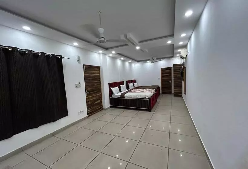 ホテル Khanak Inn