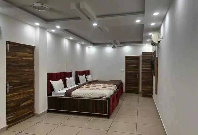 ホテル Khanak Inn