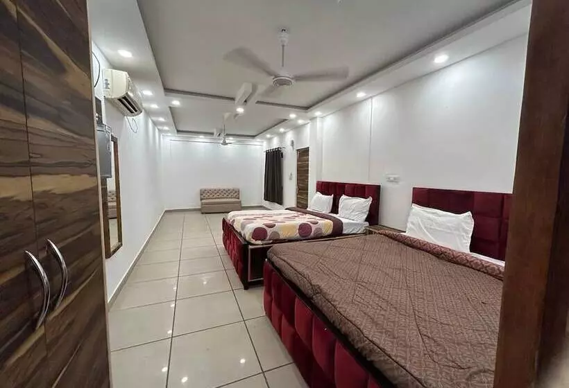 ホテル Khanak Inn