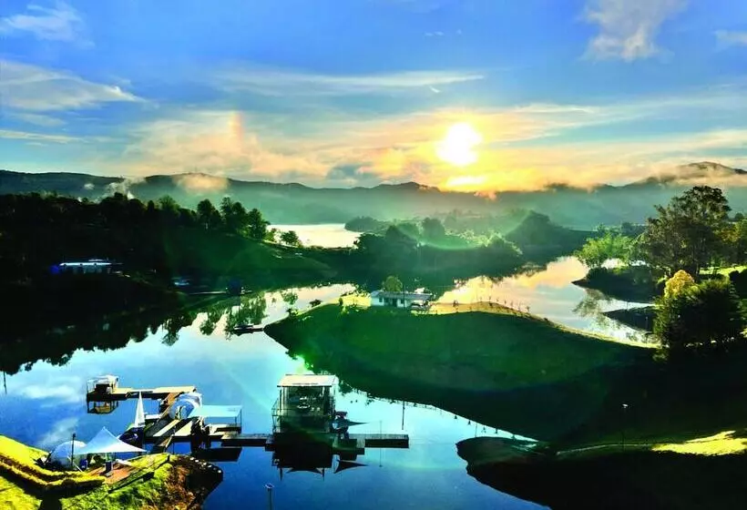 Hotelli White Domes Glamping