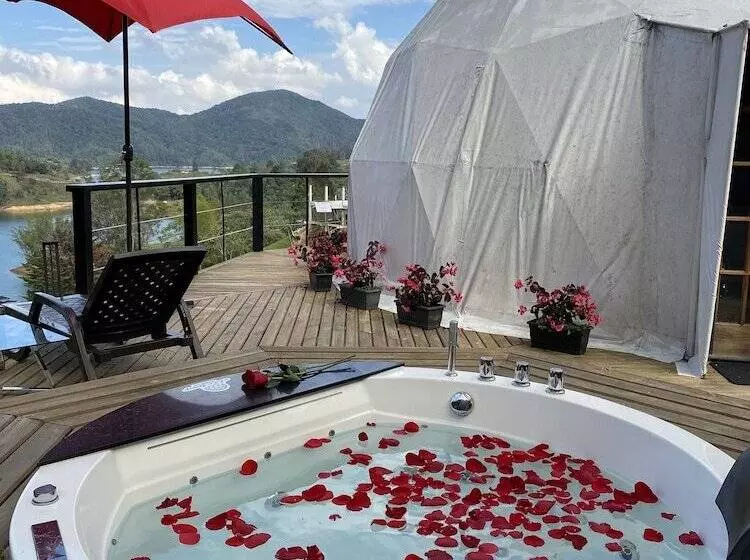 Hotelli White Domes Glamping