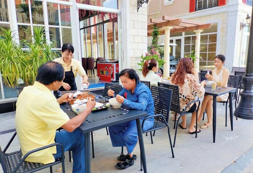 La Palma Hotel & Spa Sunset Town Phu Quoc