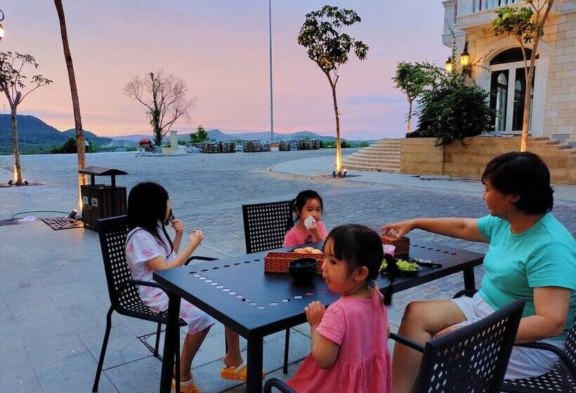 La Palma Hotel & Spa Sunset Town Phu Quoc