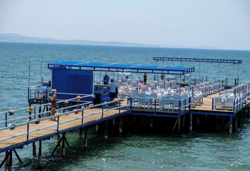 تختخواب و صبحانه Akçay Pier Hotel & Beach