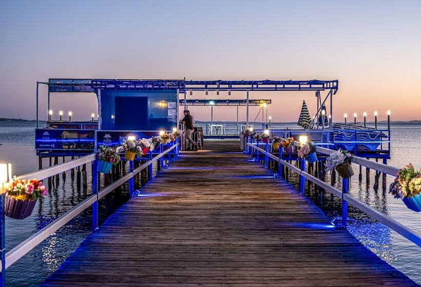 تختخواب و صبحانه Akçay Pier Hotel & Beach