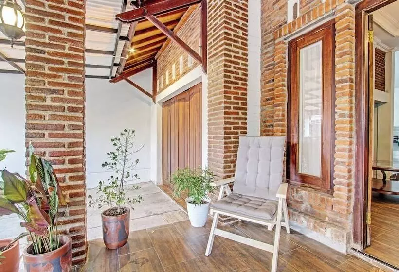 Hotelli Ndalem Pusponyidro By Reddoorz