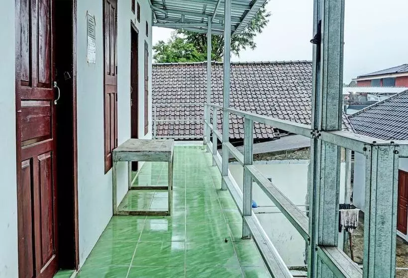 ホテル Sahabat Kost Syariah Pacitan By Oyo