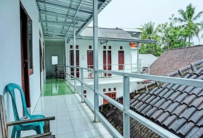 ホテル Sahabat Kost Syariah Pacitan By Oyo