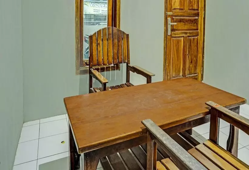 ホテル Sahabat Kost Syariah Pacitan By Oyo