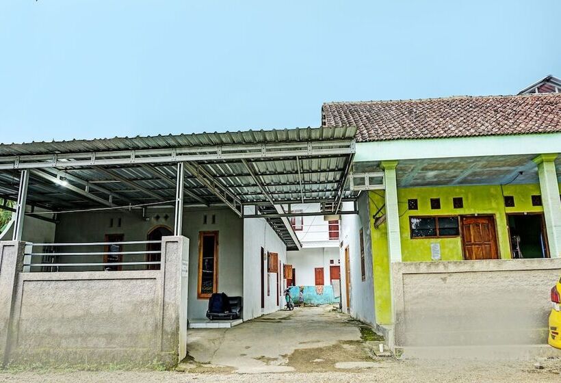 Otel Sahabat Kost Syariah Pacitan By Oyo