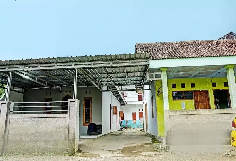 ホテル Sahabat Kost Syariah Pacitan By Oyo