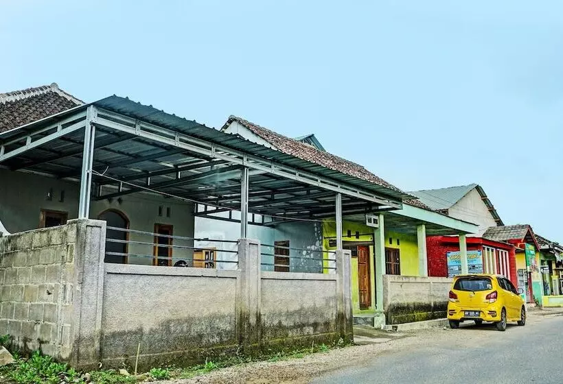 ホテル Sahabat Kost Syariah Pacitan By Oyo