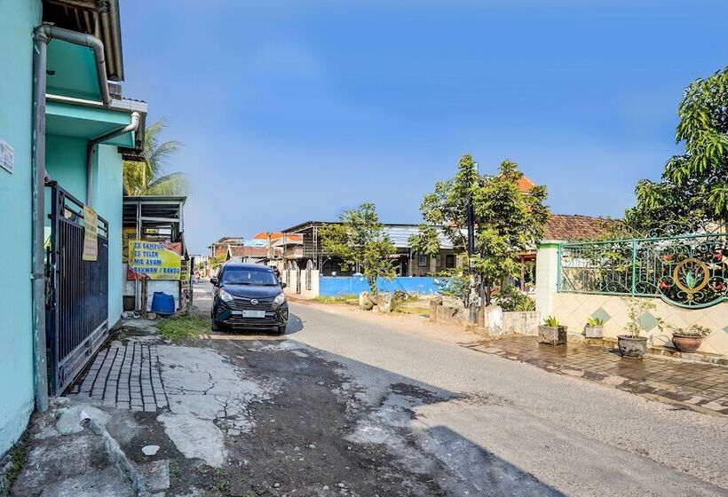 Szálloda Spot On 92595 Umi Homestay Syariah