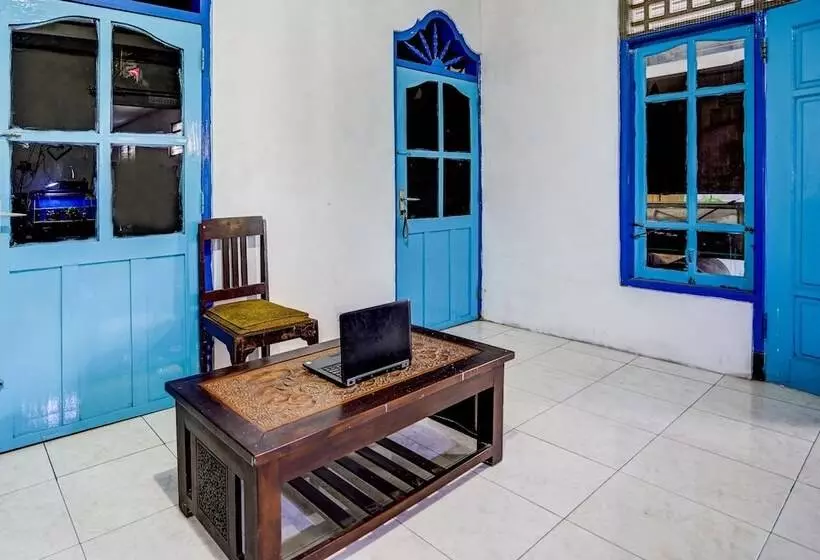 Hotelli Spot On 92595 Umi Homestay Syariah