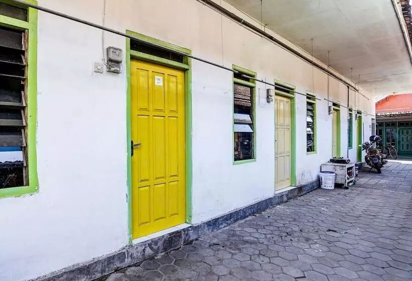 Hotelli Spot On 92595 Umi Homestay Syariah