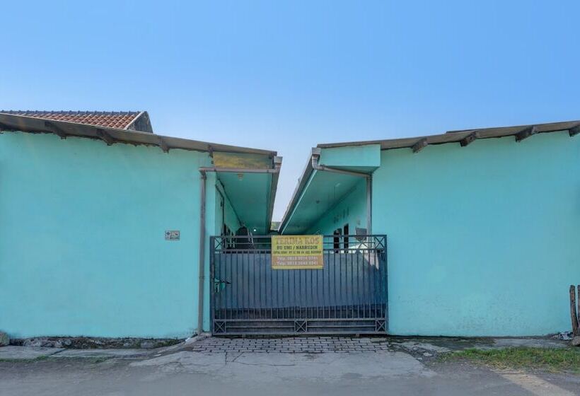 Szálloda Spot On 92595 Umi Homestay Syariah