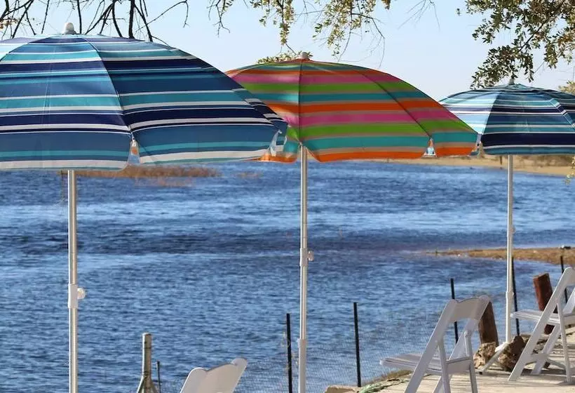 پانسیون Serenity River Front Gardens Resort