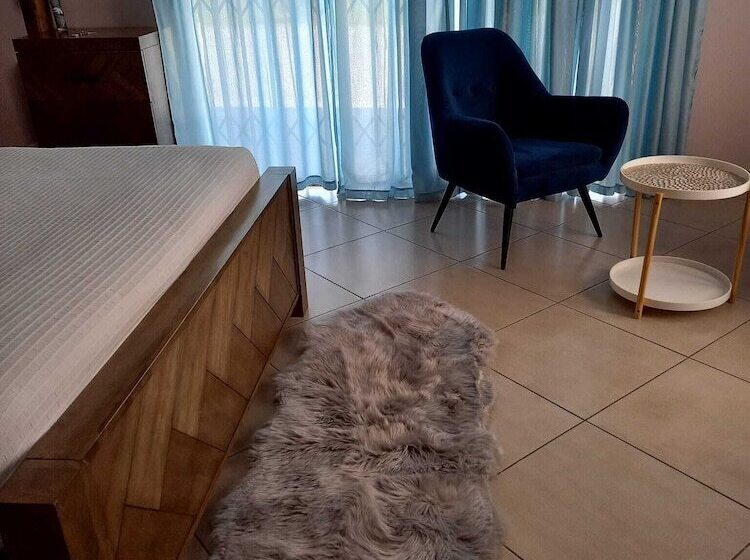 Pension (Hôtel basse catégorie) Serenity River Front Gardens Resort