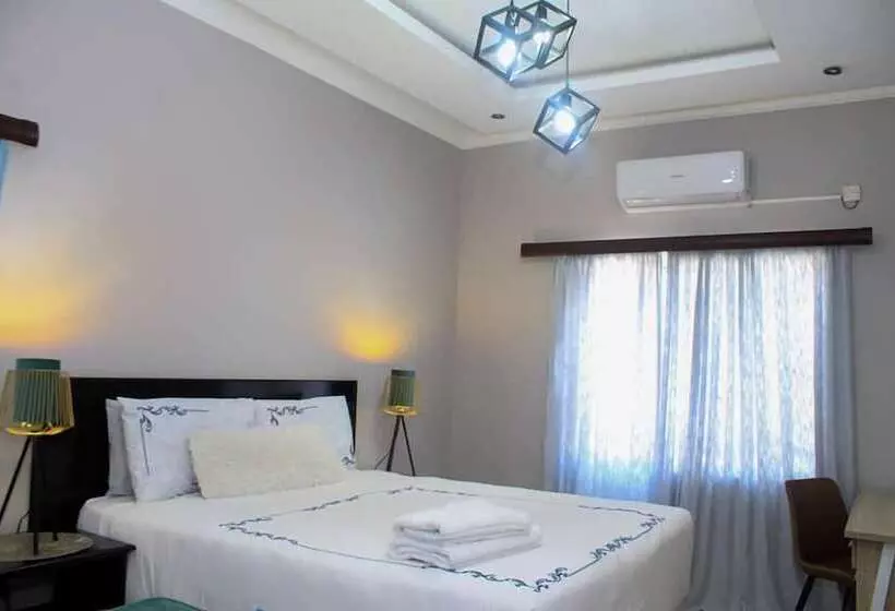 پانسیون Serenity River Front Gardens Resort