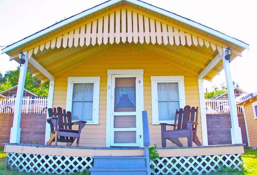 Half Moon Motel & Cottages