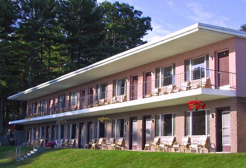 Half Moon Motel & Cottages