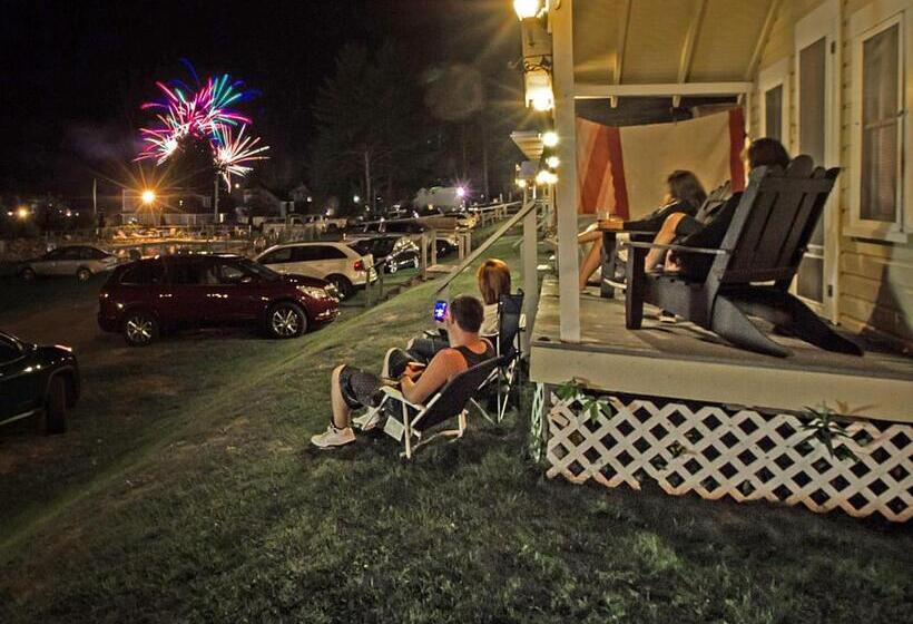 Half Moon Motel & Cottages