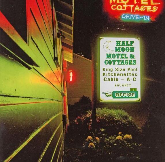 Half Moon Motel & Cottages