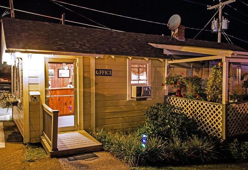 Half Moon Motel & Cottages